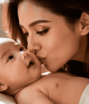 母亲亲吻婴儿温馨画面1274#横屏 