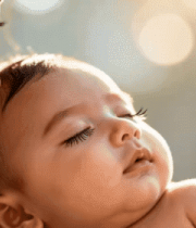 母亲与婴儿温馨亲昵瞬间4746#横屏 