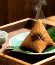 木盘上的传统粽子与茶饮4682#横屏 