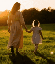 母女日落时分漫步草地2120#横屏 