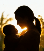 母亲怀抱婴儿于窗前3499#横屏 