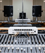 录音棚调音台与音箱1986#横屏 