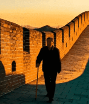 老人持杖漫步长城5102#横屏 