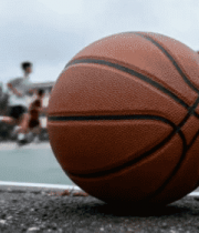 篮球场上静止的篮球与运动人物6#横屏 