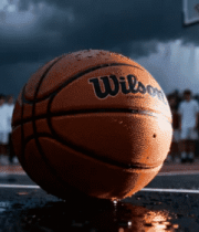 篮球场上带水珠的威尔胜篮球1130#横屏 