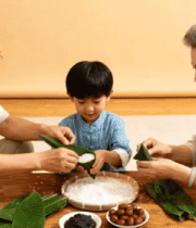 老人小孩一起包粽子场景532#横屏 