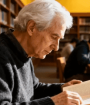 老人图书馆内安静阅读2710#横屏 