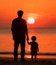  海边父亲与孩子夕阳下漫步63#横屏 	 