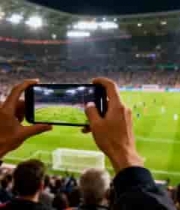  观众赛场手持手机拍摄足球赛2734#横屏 	 - 