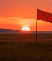 旷野夕阳下飘扬的红旗4559#横屏 