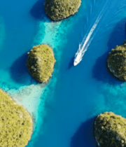 空中俯瞰海岛与航行船只3515#横屏 