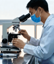 科研人员实验室使用显微镜观察2201#横屏 