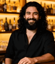 酒吧内男子靠在吧台微笑2541#横屏 