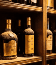 酒架上摆放的各式葡萄酒171#横屏 