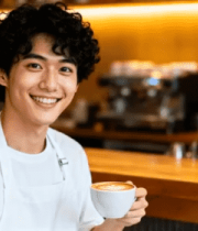 咖啡师手持咖啡微笑特写3575#横屏 