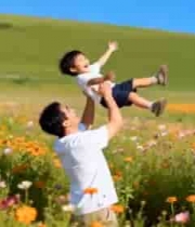  父亲在花田将孩子高高举起1861#横屏 	 