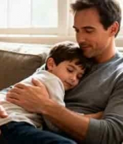  父亲与孩子沙发上亲密依偎2670#横屏 	 