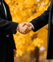 户外两位商务人士握手场景3626#横屏 