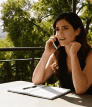 户外露台女子打电话记笔记688#横屏 