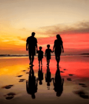 家庭海滩日落漫步素材4830#横屏 