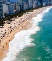  俯瞰热闹海滩与城市建筑979#横屏 	 -