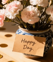 花瓶中粉色康乃馨及贺卡特写686#横屏 