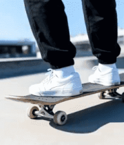 户外滑板者脚部特写1598#横屏 