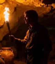  洞穴中持火把探索的人2521#横屏 	 