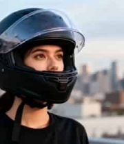  戴头盔的女子与城市远景642#横屏 	 