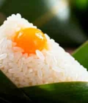  戴圣诞帽的法斗犬趴沙发上419#横屏 	 