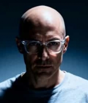  戴眼镜的光头男子特写876#横屏 	 