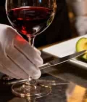  戴手套切牛油果配红酒画面2675#横屏 	 