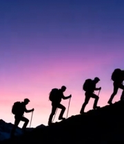  登山者在山间徒步攀登画面441#横屏 	 -