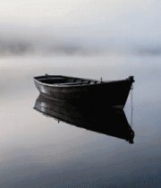 湖面小船静谧景象3500#横屏 