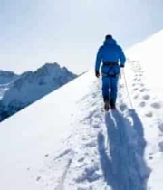  登山者攀登雪山背影1312#横屏 	 