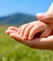  大手握婴儿小手户外场景3010#横屏 	 