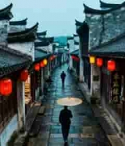  撑伞行人漫步江南古镇街道1228#横屏 	 