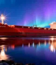  北极极光下的红色货船1308#横屏 	 