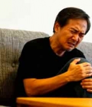  中年男性悲伤独坐3196#横屏 	 -