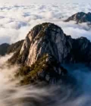  云海中的山峰3112#横屏 	 