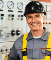 工人于操控台前微笑3721#横