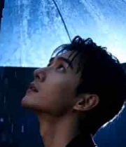  雨夜撑伞忧郁男士特写3023#横屏 	 