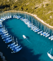 港湾停泊帆船航拍全景4984#横屏 