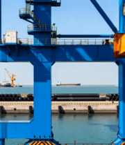 港口蓝色起重机与海景3901#横