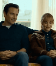 夫妇坐在沙发上微笑772#横屏 