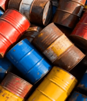 堆放的彩色金属油桶素材1508#横屏 