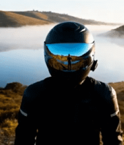 戴头盔骑手于山水间的素材1303#横