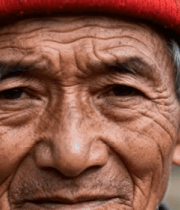 戴红帽老人面部特写3085#横屏 