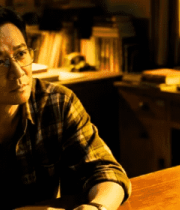 戴眼镜男人桌前沉思画面3193#横