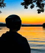 戴头盔者赏湖畔日落剪影3855#横
